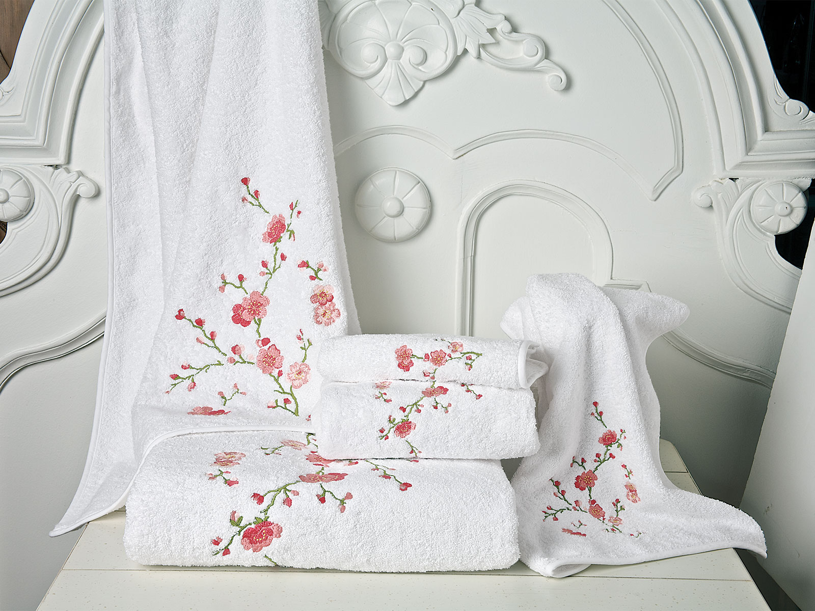 Very Cherry. 100% Turkish cotton terry is as legendary as the beauty of richly embroidered cherry blossoms. 600 g/m2, nicely taped all around.