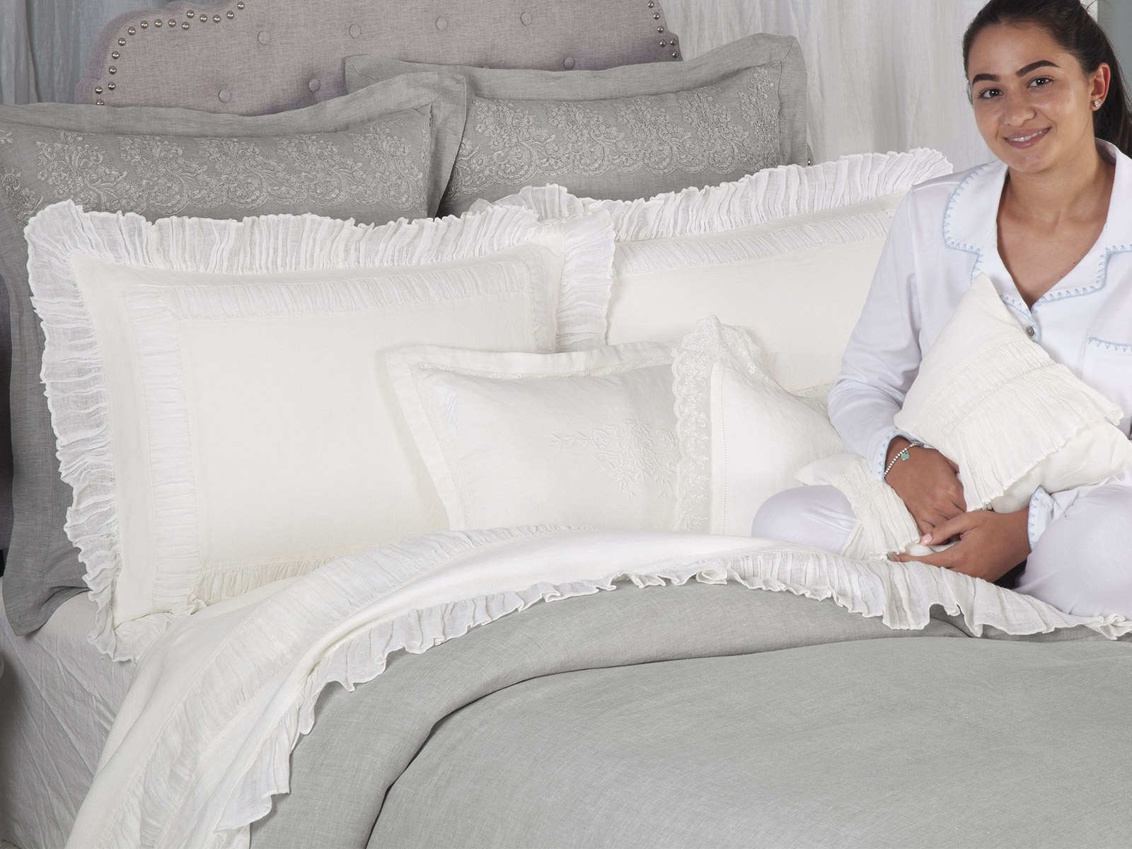 Image of the San Gimignano bedding collection featuring refined linen textures in soft neutral tones