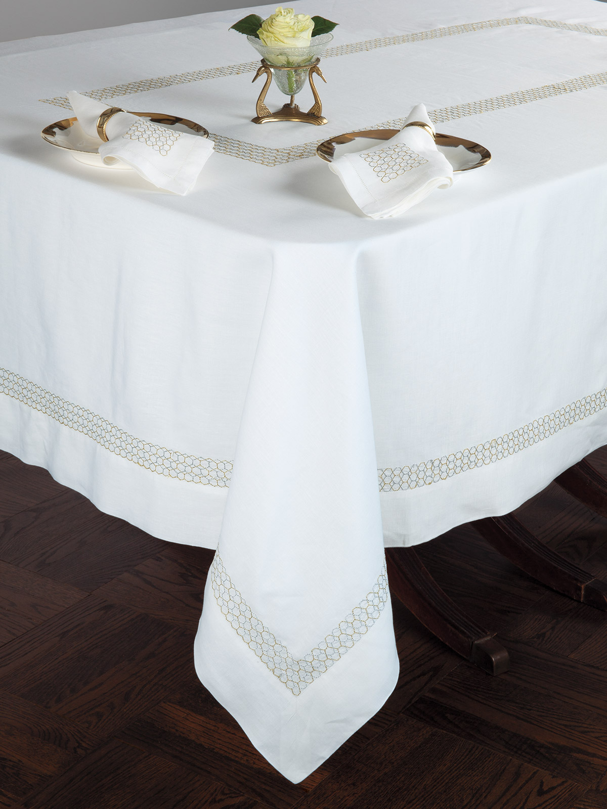 Image of the London tablecloth crafted from Italian linen with an elegant natural drape